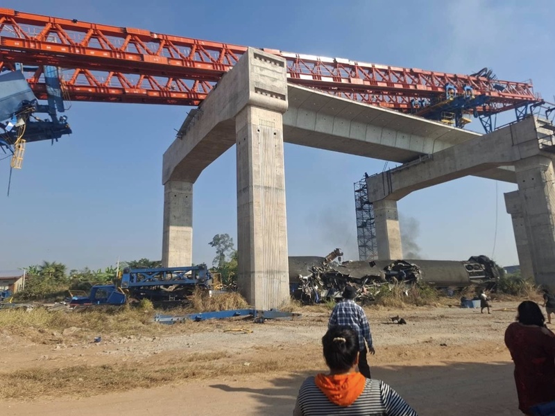 เครนตกใส่รถไฟ