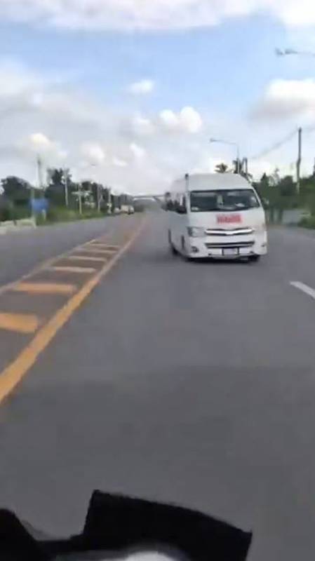 ชนรถนักเรียน