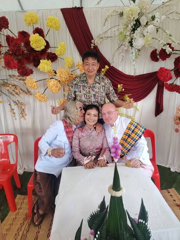 อดีตนักร้อง ควง 2 เจ้าบ่าวต่างชาติแต่งงาน