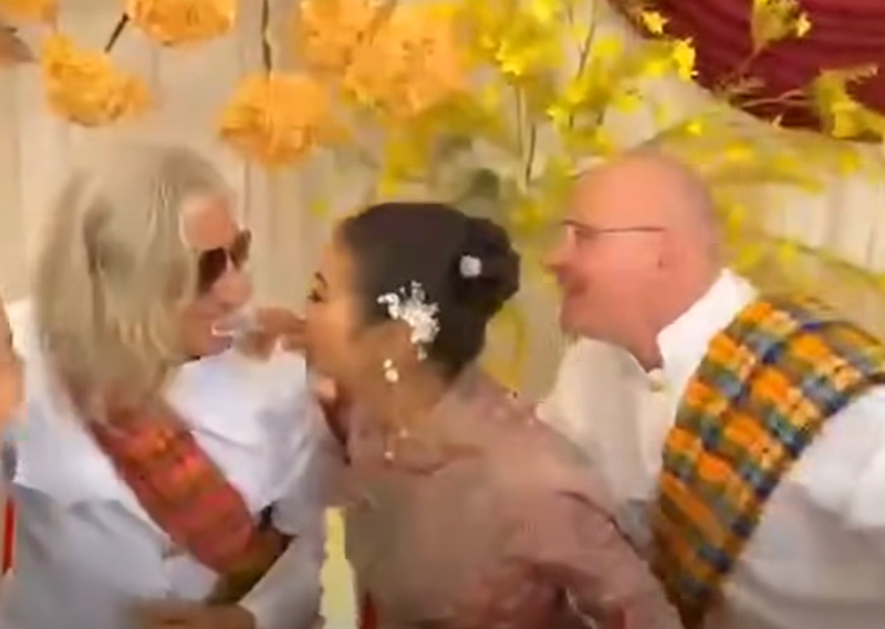 อดีตนักร้อง ควง 2 เจ้าบ่าวต่างชาติแต่งงาน