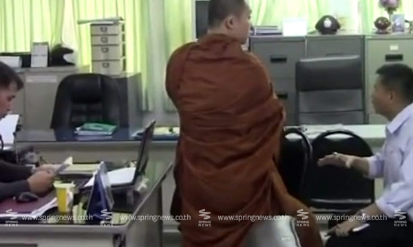 พระต่อยกันหน้าตลาดสด ฉุนพระต่างถิ่นบิณฑบาตทับเส้นทาง