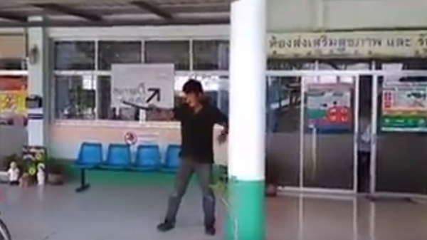 ตำรวจชาร์จตัวหนุ่มคลั่งถือดาบไล่ฟัน