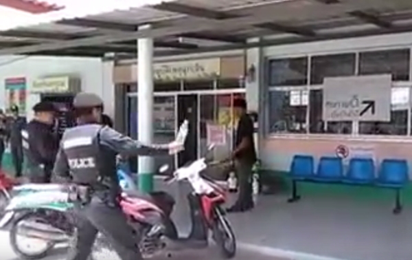 ตำรวจชาร์จตัวหนุ่มคลั่งถือดาบไล่ฟัน