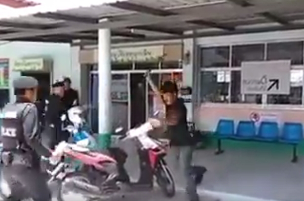 ตำรวจชาร์จตัวหนุ่มคลั่งถือดาบไล่ฟัน