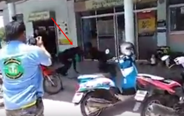 ตำรวจชาร์จตัวหนุ่มคลั่งถือดาบไล่ฟัน