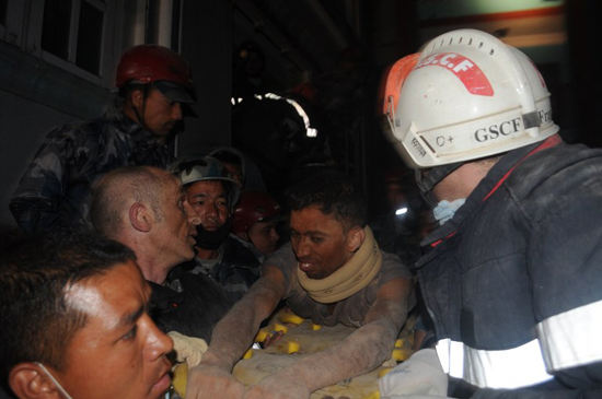 หนุ่มรอดชีวิตติดใต้ซากแผ่นดินไหว 3 วัน ดื่มฉี่ประทังชีวิต-กลิ่นศพคลุ้ง