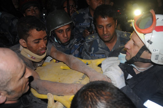 หนุ่มรอดชีวิตติดใต้ซากแผ่นดินไหว 3 วัน ดื่มฉี่ประทังชีวิต-กลิ่นศพคลุ้ง