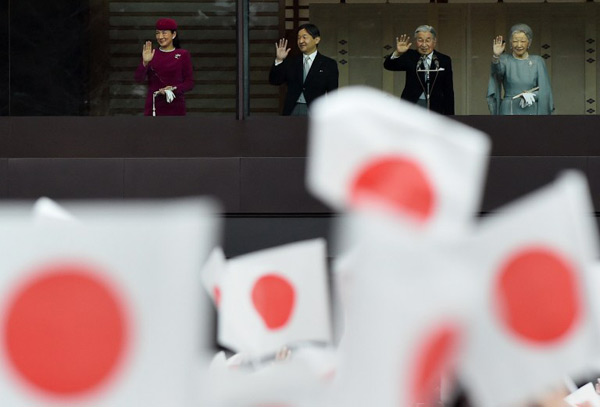 จักรพรรดิญี่ปุ่นฉลอง 82 พรรษา พาราชวงศ์ทักทายพสกนิกรที่พระราชวังหลวง