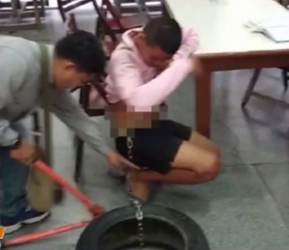 ทหารเกณฑ์ถูกล่ามโซ่