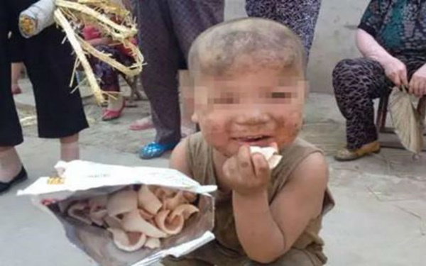 รุดช่วยเด็กชาย 7 ขวบ ใช้ชีวิตในคอกหมูเหม็นโฉ่นานนับปี