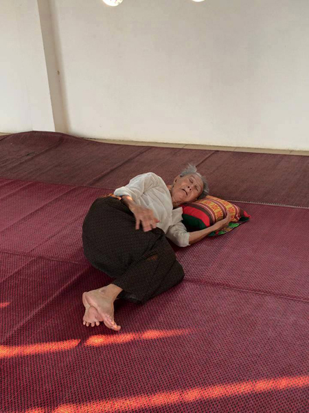 หญิงชราตาบอด สูญเสียสามี ร่ำไห้ หลังจากนี้ใครจะพายายไปอาบน้ำ