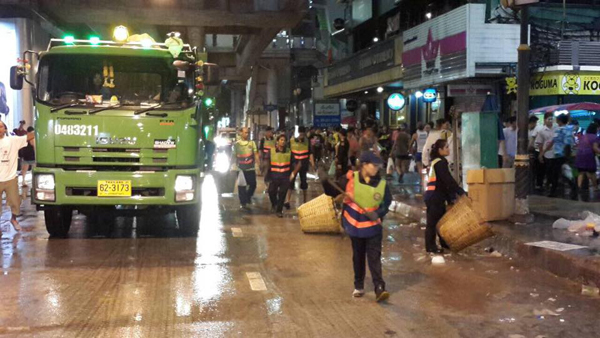 สงกรานต์ 4 วัน ข้าวสาร-สีลม ขยะล้นทะลักกว่า 200 ตัน ! 