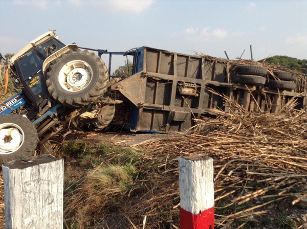  รถไฟชนรถขนอ้อย หัวรถจักรพังยับ โชคดีไร้คนเจ็บ-ตาย