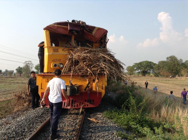  รถไฟชนรถขนอ้อย หัวรถจักรพังยับ โชคดีไร้คนเจ็บ-ตาย