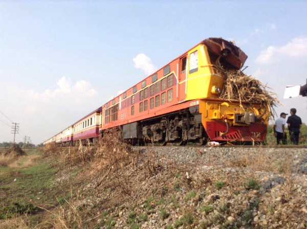  รถไฟชนรถขนอ้อย หัวรถจักรพังยับ โชคดีไร้คนเจ็บ-ตาย