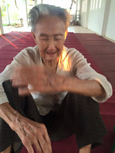 หญิงชราตาบอด สูญเสียสามี ร่ำไห้ หลังจากนี้ใครจะพายายไปอาบน้ำ