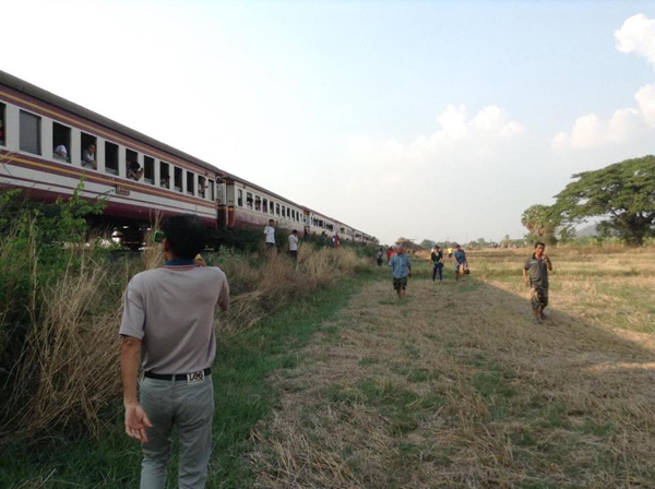  รถไฟชนรถขนอ้อย หัวรถจักรพังยับ โชคดีไร้คนเจ็บ-ตาย