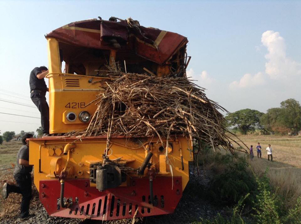  รถไฟชนรถขนอ้อย หัวรถจักรพังยับ โชคดีไร้คนเจ็บ-ตาย