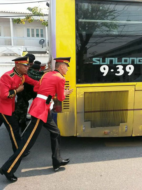 ภาพน่าชื่นชม ทหารกองเกียรติยศช่วยเข็นรถเมล์เสียข้างทาง