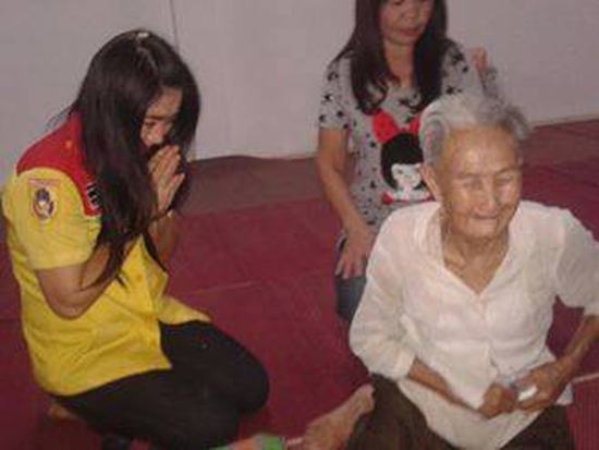 หญิงชราตาบอด สูญเสียสามี ร่ำไห้ หลังจากนี้ใครจะพายายไปอาบน้ำ