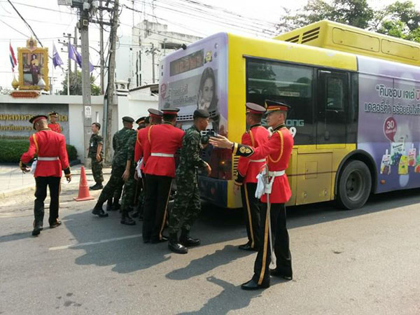 ภาพน่าชื่นชม ทหารกองเกียรติยศช่วยเข็นรถเมล์เสียข้างทาง