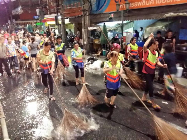 สงกรานต์ 4 วัน ข้าวสาร-สีลม ขยะล้นทะลักกว่า 200 ตัน ! 