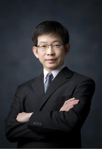  นายกอบศักดิ์ ภูตระกูล