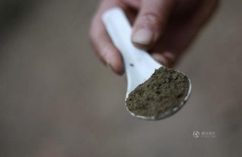 ชาวบ้านจีนบดมูลวัว มูลแพะ ผสมน้ำดื่มเชื่อสู้มะเร็ง