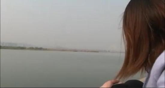 สาวขู่กระโดดน้ำตายประชดรัก