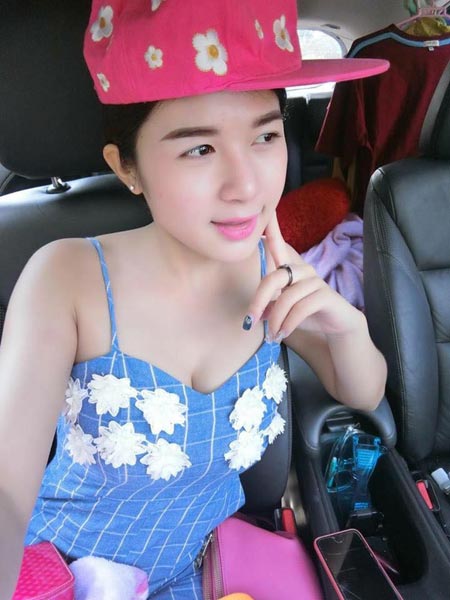 สาวถูกเพื่อนแกล้งให้แดนซ์กลางถนน ขำแค่ไหนมาดู