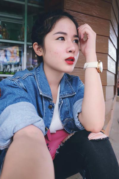 สาวถูกเพื่อนแกล้งให้แดนซ์กลางถนน ขำแค่ไหนมาดู