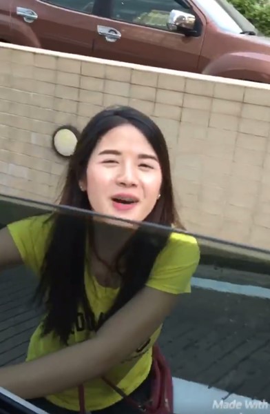 สาวถูกเพื่อนแกล้งให้แดนซ์กลางถนน ขำแค่ไหนมาดู