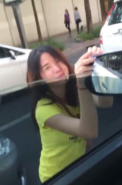 สาวถูกเพื่อนแกล้งให้แดนซ์กลางถนน ขำแค่ไหนมาดู