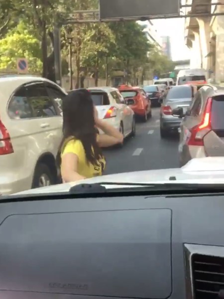 สาวถูกเพื่อนแกล้งให้แดนซ์กลางถนน ขำแค่ไหนมาดู