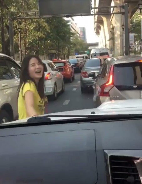 สาวถูกเพื่อนแกล้งให้แดนซ์กลางถนน ขำแค่ไหนมาดู