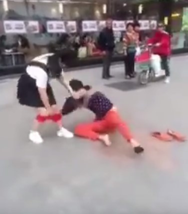 หนุ่มแค้นแฟนเก่า ดึงกางเกงในหลุดกองคาขาหน้าร้านฟาสต์ฟู้ด