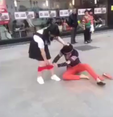 หนุ่มแค้นแฟนเก่า ดึงกางเกงในหลุดกองคาขาหน้าร้านฟาสต์ฟู้ด