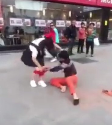 หนุ่มแค้นแฟนเก่า ดึงกางเกงในหลุดกองคาขาหน้าร้านฟาสต์ฟู้ด