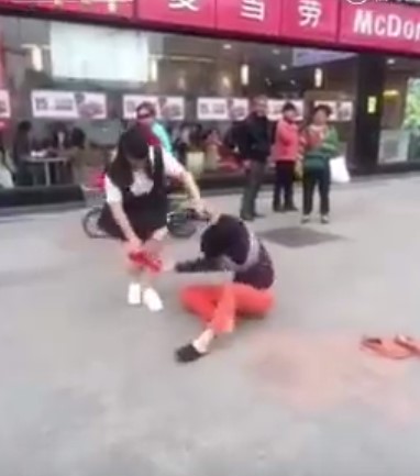 หนุ่มแค้นแฟนเก่า ดึงกางเกงในหลุดกองคาขาหน้าร้านฟาสต์ฟู้ด