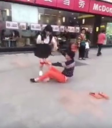 หนุ่มแค้นแฟนเก่า ดึงกางเกงในหลุดกองคาขาหน้าร้านฟาสต์ฟู้ด