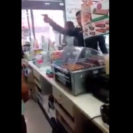 ตำรวจปะทะฝีปากสาวเซเว่น 