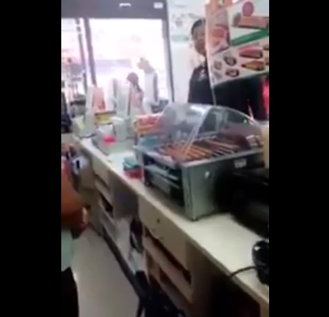 ตำรวจปะทะฝีปากสาวเซเว่น 