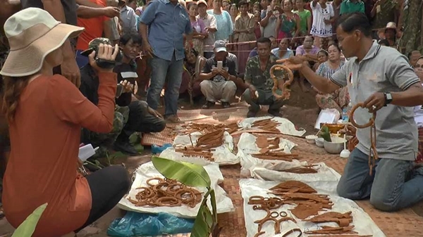  ขุดพบโซ่ตรวนนักโทษ-ศาสตราวุธโบราณร่วม 300 ชิ้น