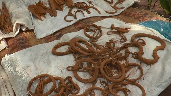  ขุดพบโซ่ตรวนนักโทษ-ศาสตราวุธโบราณร่วม 300 ชิ้น