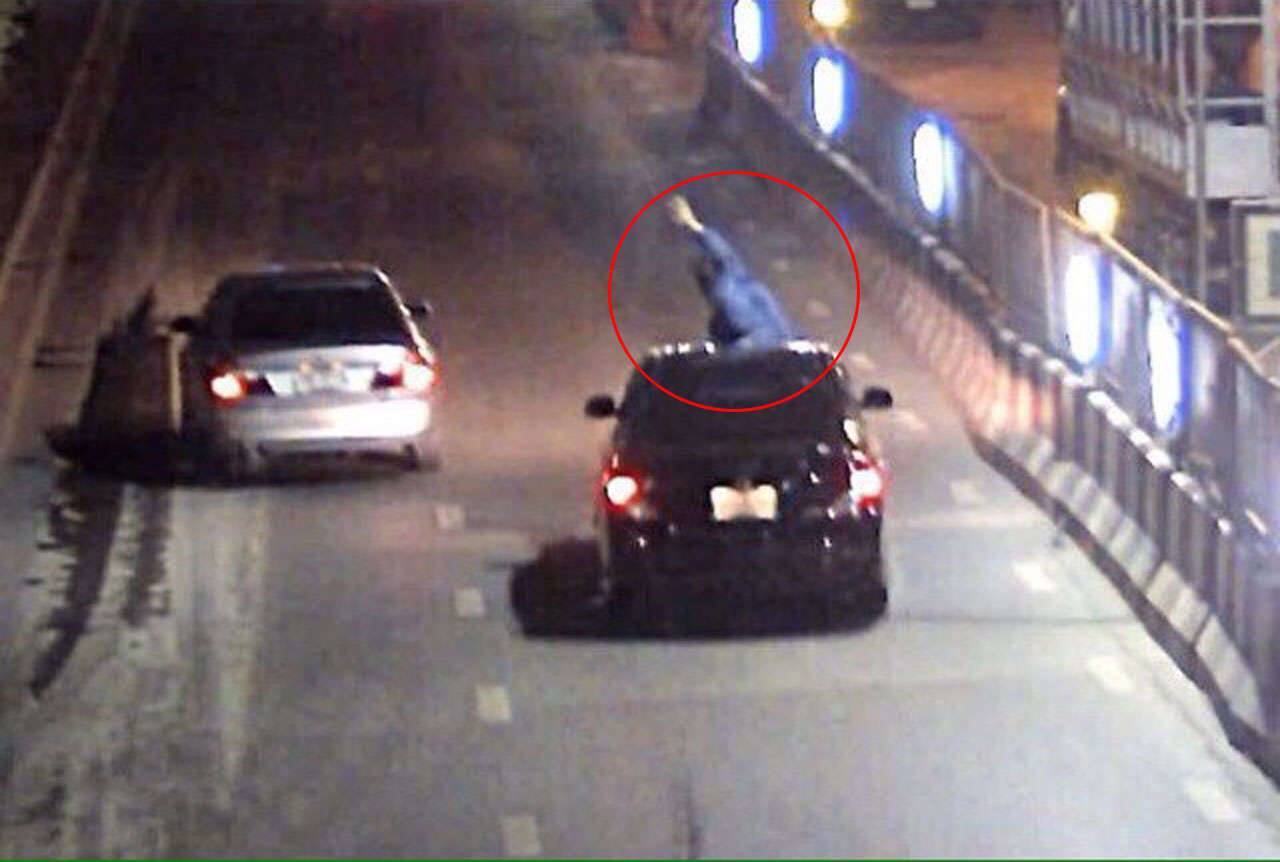 เก๋งชนมอเตอร์ไซค์ เหยื่อร่วงรถไม่สนใจ-แฟนโดดเกาะรถตาม