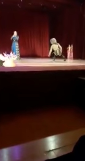 นักเต้นล้มลงเสียชีวิตกลางเวที 