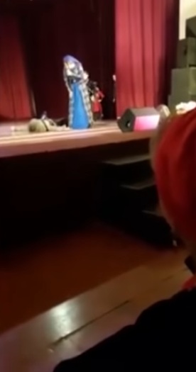 นักเต้นล้มลงเสียชีวิตกลางเวที 