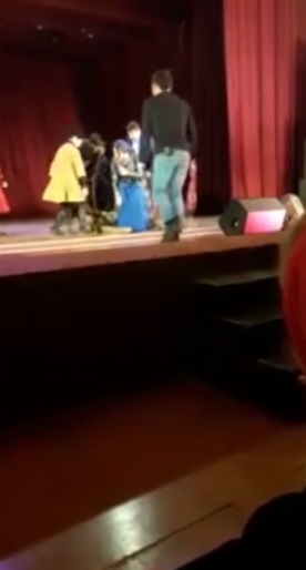 นักเต้นล้มลงเสียชีวิตกลางเวที 