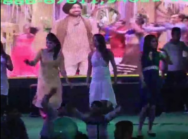 แขกฉุนไม่ได้ขึ้นเวที คว้าลูกซองยิงแดนซ์เซอร์