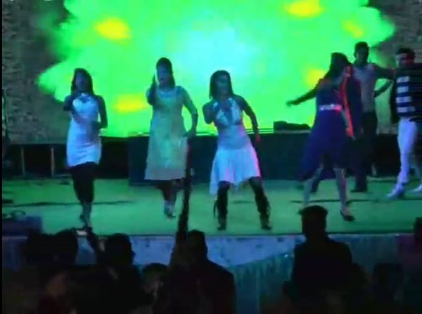 แขกฉุนไม่ได้ขึ้นเวที คว้าลูกซองยิงแดนซ์เซอร์